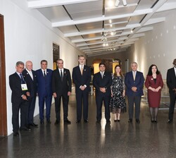 Fotografía de grupo previa a la cena oficial ofrecida a los jefes de Estado y de Gobierno asistentes a la ceremonia de Transmisión del Mando Presidenc